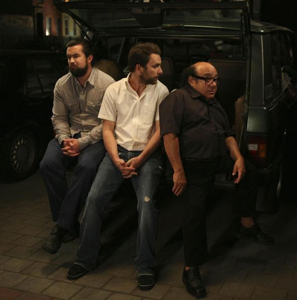 Bild 1 von 8: (v.l.n.r.) Mac (Rob McElhenney); Charlie Kelly (Charlie Day); Frank Reynolds (Danny DeVito)