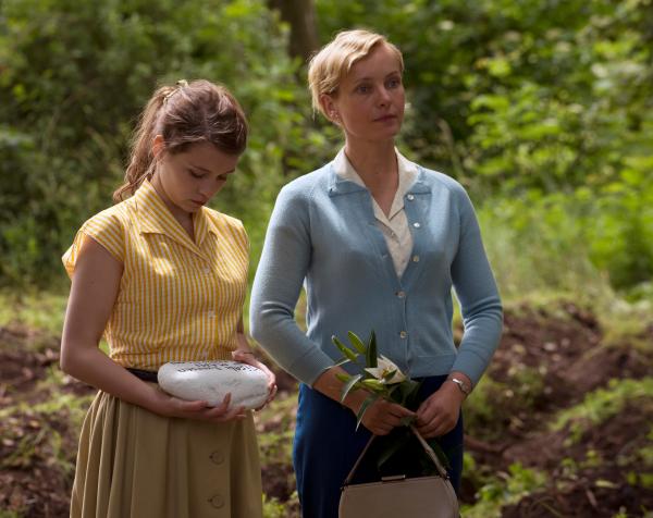 Bild 1 von 10: Margarete Oelkers (Nadja Uhl, r.) steht zusammen mit der jungen Antje Eversen (Janina Fautz, l.) am Grab von Antjes Mutter. Antje will einen Gedenkstein auf die namelose Grabstätte legen.