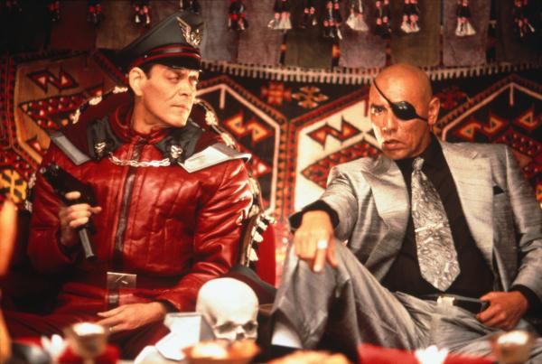 Bild 1 von 3: Der größenwahnsinnige Diktator General M. Bison (Raúl Juliá, l.) und sein Waffenhändler Victor Sagat (Wes Studi, r.) besprechen das weitere Vorgehen.