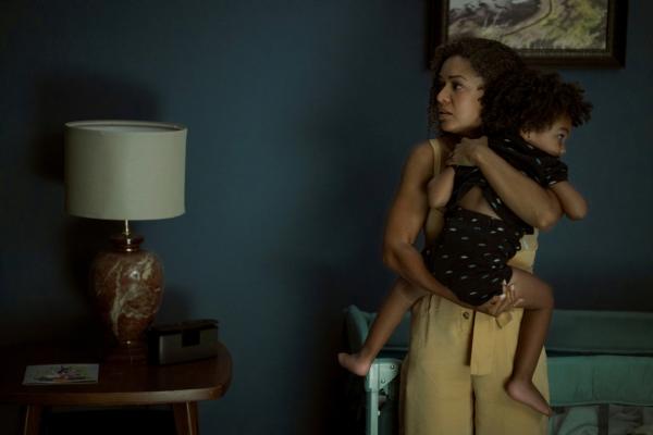 Bild 1 von 6: Antonia Thomas as Karina McKee and Carell Rhoden as Jake McKee in Bagman. Photo Credit: Simon Varsano