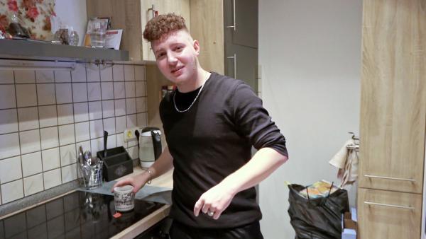 Bild 1 von 1: Jonas, der in den Baracken aufgewachsen ist, wohnt nun einige Kilometer entfernt in seiner ersten eigenen Wohnung - und zwar mittlerweile allein.