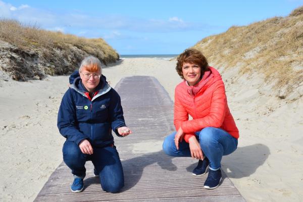 Bild 1 von 8: Lena Ganschow (r.) mit Berit Finkennest (l.) vom Watt Welten Besucherzentrum Norderney. Gerade der Weg durch die Dünen ist für viele Urlauber attraktiv. Das sind aber die Brutgebiete für viele gefährdete Vogelarten, vor allem für Bodenbrüter. Auf der roten Liste: Sandregenpfeifer und Zwergseeschwalben.