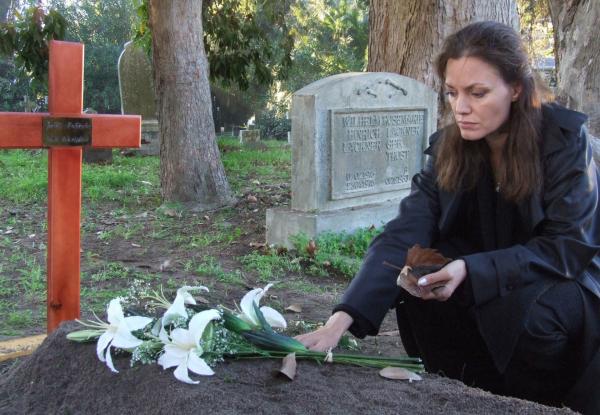 Bild 1 von 10: Schweren Herzens nimmt Hanna (Maja Maranow) Abschied von ihrer viel zu jung gestorbenen Tochter. Soll sie nun in Neuseeland bleiben, um den Traum ihrer Tochter zu erfüllen, oder soll sie wieder zurück nach Deutschland gehen? Noch weiß Hanna keine Antwort...