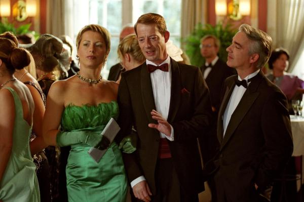 Bild 1 von 20: Dank Frank Vanderheiden (Luc Feit, M.), der - zumindest kurzzeitig - den Wunsch hegte, einen Adelstitel zu erwerben, geraten alle in adelige Kreise. Patricia (Barbara Demmer, l.) und Felix (Christoph M. Ohrt, r.) können gerade noch unangenehme Verstrickungen verhindern ...