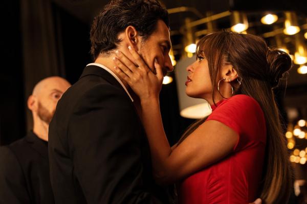 Bild 1 von 8: Cole Ellis (Giacomo Gianniotti, l.); Max Mitchell (Vanessa Morgan, r.)