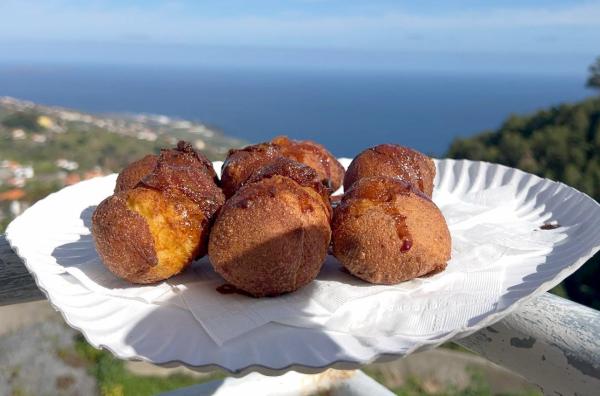 Bild 1 von 3: Zur Karnevalszeit frittiert Lidia in Santa Cruz Honigkrapfen ? eine süße Tradition auf Madeira.