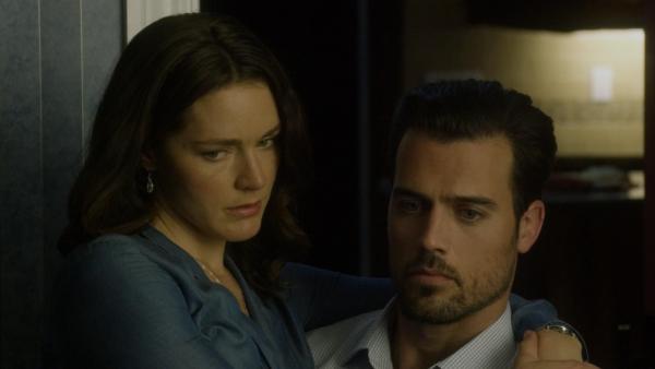 Bild 1 von 4: Nicole Barrow (Hannah Barefoot, l.); Mark Barrow (Thomas Beaudoin, r.)