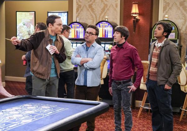 Bild 1 von 16: Werden Leonard (Johnny Galecki, 2.v.l.), Howard (Simon Helberg, 2.v.r.) und Raj (Kunal Nayyar, r.) ihren Kumpel Sheldon (Jim Parsons, l.) bei einer riskanten Aktion unterstützen, um an Geld für ein teures Experiment zu kommen?