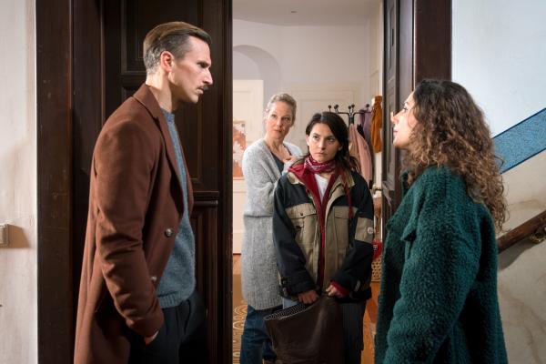 Bild 1 von 5: Moritz Brenner (Johannes Hendrik Langer, l.) und Kim Nowak (Amy Mußul, r.) stehen im Treppenahus vor der Wohnung von Ramona Talbot (Tessa Mittelstaedt, 2.v.l.) und Astrid Talbot (Romina Küper, 2.v.r.). Sie haben noch Fragen an Mutter und Tochter.