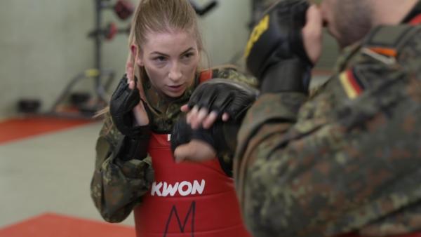 Bild 1 von 10: Feldjägerin Alin trainiert waffenlose Selbstverteidigung.