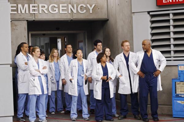 Bild 1 von 44: Sind auf den neuen Patienten total gespannt: (v.l.n.r.) Jackson (Jesse Williams), Lexie (Chyler Leigh), Reed (Nora Zehetner), Meredith (Ellen Pompeo), Alex (Justin Chambers), Cristina (Sandra Oh), Charles (Robert Baker), Bailey (Chandra Wilson), April (Sarah Drew), Owen (Kevin McKidd) und Webber (James Pickens Jr.) ...