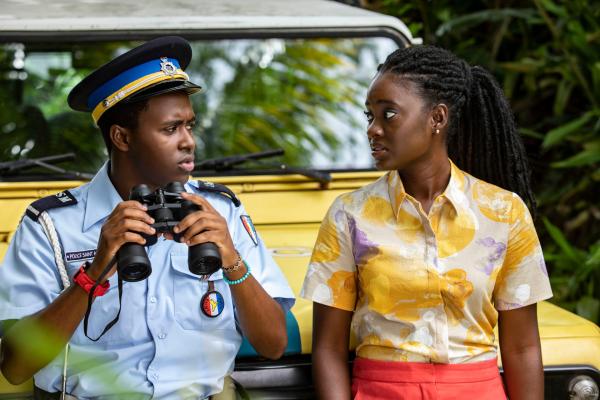 Bild 1 von 3: Officer Marlon Pryce (Tahj Miles) und Naomi Thomas (Shantol Jackson) observieren das Anwesen der Kommune, bis sie plötzlich etwas Eigenartiges beobachten.