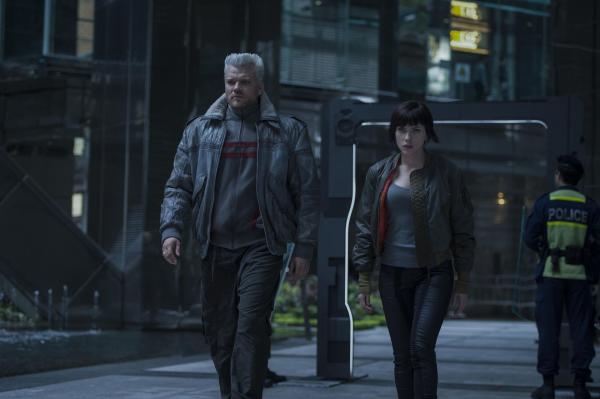 Bild 1 von 10: Batou (Pilou Asbæk, l.); Major (Scarlett Johansson, r.)