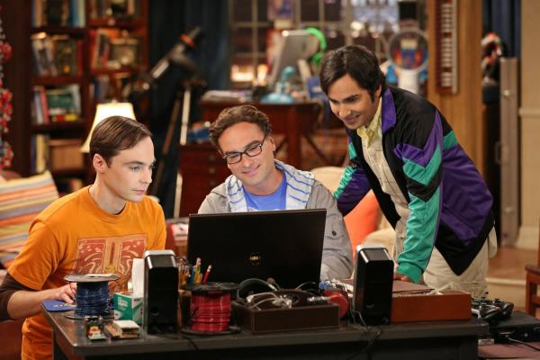Bild 1 von 8: Werden sie Stuart in ihre Gemeinschaft aufnehmen? Sheldon (Jim Parsons, l.), Leonard (Johnny Galecki, M.) und Raj (Kunal Nayyar, r.) ...