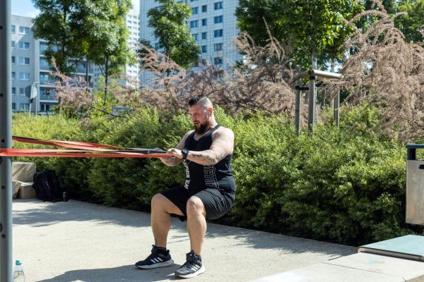 Bild 1 von 7: Beim Krafttraining lernt Alex (32) produktiv mit Anstrengung und Frustration umzugehen. Früher war er kriminell.