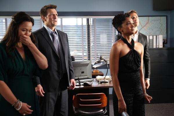 Bild 1 von 5: Chen (Melissa O'Neil, l.), Nolan (Nathan Fillion, 2.v.l.), Harper (Mekia Cox, 3.v.l.) und Bradford (Eric Winter, r.) kehren mit einem unguten Gefühl zum Revier zurück. Als sie ein Überwachungsvideo des Hochzeitsgeländes sehen, ist der Anblick schwer zu ertragen.