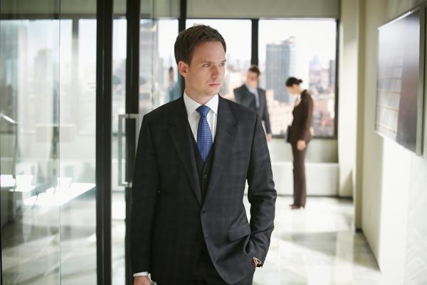 Bild 1 von 4: Die Ereignisse haben sich überschlagen: Mike (Patrick J. Adams) ist nicht länger Anwalt, sondern Investmentbanker in Jonathan Sidwells Firma und nunmehr ein Mandant von Pearson Specter.