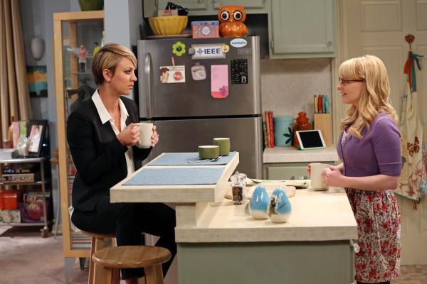 Bild 1 von 30: Frauengespräche: Penny (Kaley Cuoco, l.) und Bernadette (Melissa Rauch, r.) ...
