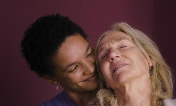 Bild 1 von 10: Von links: Altenpflegerin Katharina (Gina Haller) und Kerstin (Elsie de Brauw).