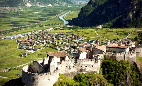 Bild 1 von 3: Castel Beseno liegt oberhalb der Etsch im Trentino.