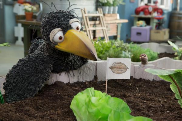 Bild 1 von 3: Rabe Rudi (Lennart Morgenstern) und Wurm Lotti (Heide Evers) suchen verzweifelt die verlorene Nuss. Ist sie etwa in Ottos Beet vergraben?