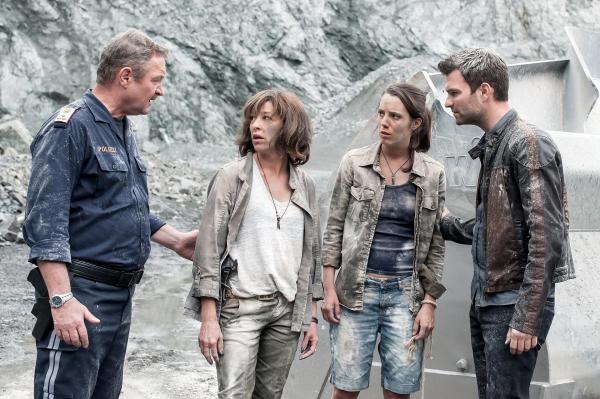 Bild 1 von 35: Im Bild (v.li.): Ferry Öllinger (Kroisleitner), Julia Cencig (Nina Pokorny), Irena Flury (Mira Lechner), Jakob Seeböck (Lukas Roither).