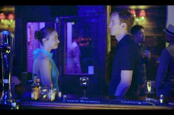 Bild 1 von 2: Ben (Harry Lawtey) und Emma (Jessica Barden) sehen sich auf der Premierenfeier von Emmas Theaterstück und kommen sich wieder näher.
