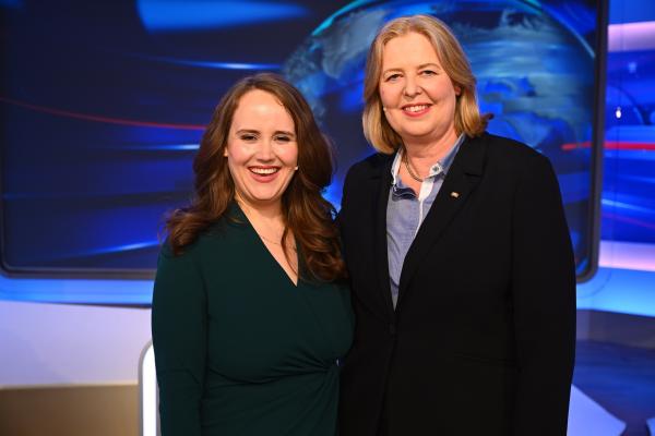 Bild 1 von 12: Grünen Politikerin Ricarda Lang (l.) spielt gegen SPD Vorsitzende und Bundesministerin Bärbel Bas im \