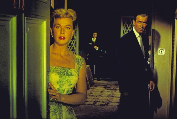 Bild 1 von 11: Dr. Ben McKenna (James Stewart, r.) will mit seiner Frau Jo (Doris Day, l.) und seinem zehnjährigen Sohn Hank wohlverdienten Urlaub in Marokko machen. Dort geraten sie in das schrecklichste Abenteuer ihres Lebens ...