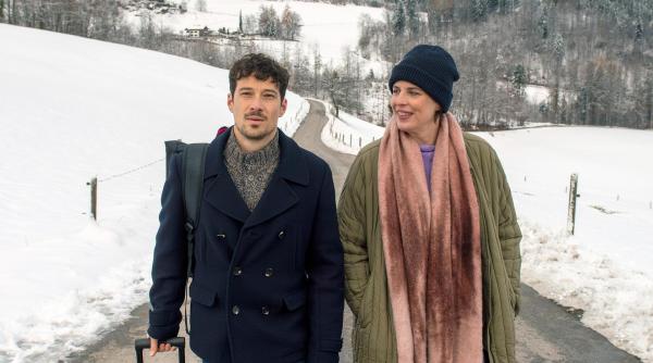 Bild 1 von 24: Im Bild: Felix (Klaus Steinbacher, li.) vertraut sich seiner Mutter Eva (Elena Uhlig, re.) an.