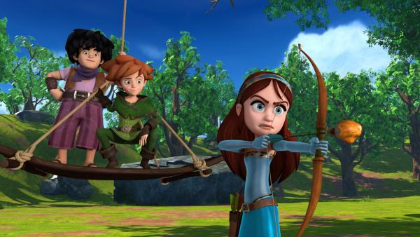 Bild 1 von 4: Little John und Robin Hood schauen amüsiert Marian bei ihren Bogenschießübungen zu.