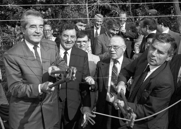 Bild 1 von 8: Im Bild: Alois Mock (l.), Österreichs Außenminister, und sein ungarischer Amtskollege Gyula Horn (r.) beim Durchtrennen des Eisernen Vorhanges am 27. Juni 1989.