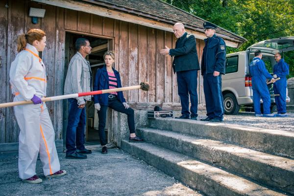 Bild 1 von 7: Karl Grüner (Heinz-Josef Braun, 2.v.r.) regt sich im Beisein von Franz Ainfachnur (Christofer v. Beau, 2.v. l.) und Resi Schwaiger (Mersiha Husagic, M.) über Billie Curio (Sina Reiß, l.) auf, die die Lanzen sicherstellt.