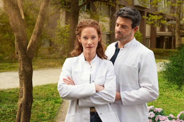 Bild 1 von 26: Dr. Lea Wolff (Sina-Valeska Jung, l.); Dr. Erik Behrens (Daniel Buder, r.)
