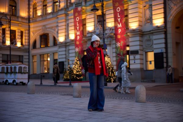 Bild 1 von 15: Maja (Hannah Gharib) erhält wie verabredet den Anruf ihres Freundes Justin. Sie wollen eine Nacht im Luxuskaufhaus Olymp verbringen, in dem Justin als Security arbeitet.