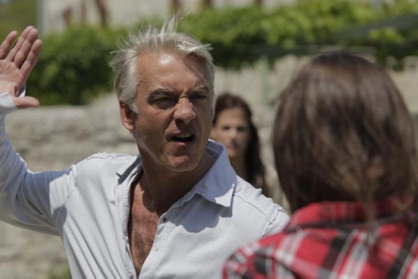 Bild 1 von 20: Als Manuel (Christoph M. Ohrt, l.) klar wird, dass Maniche (Xenia Georgia Assenza, r.) ein unsauberes Spiel mit ihm spielt, rastet er aus und wirft sie aus dem idyllischen Urlaubsdomizil. Doch da Maniches Rachefeldzug noch lange nicht beendet ist, lässt sie sich nicht vertreiben ...