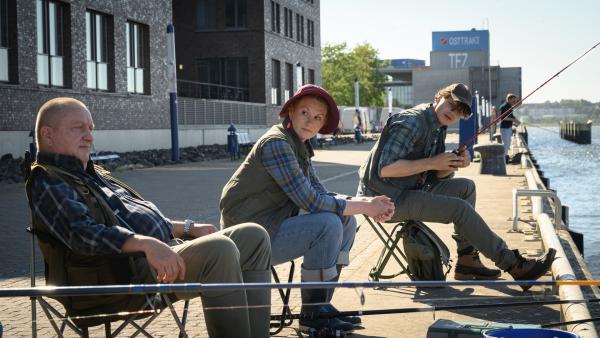 Bild 1 von 5: Ist Angeln nur etwas für alte Menschen? Chefkommissar Jan-Hinrich Reuter (Udo Kroschwald, l.) und Eddi Jansons (Gustavs Gailus, r.) wollen Paula Moorkamp (Stella Hinrichs, m.) vom Gegenteil überzeugen.