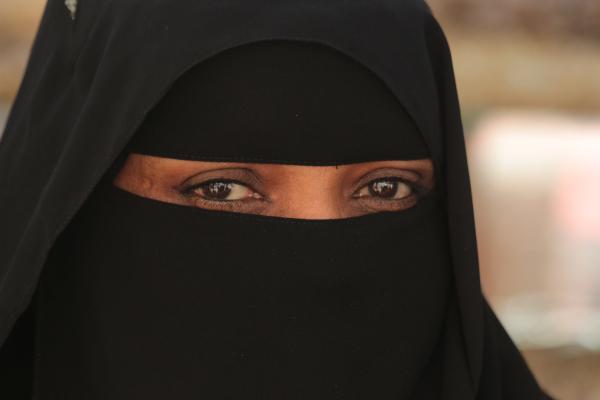 Bild 1 von 5: Omanische Frau