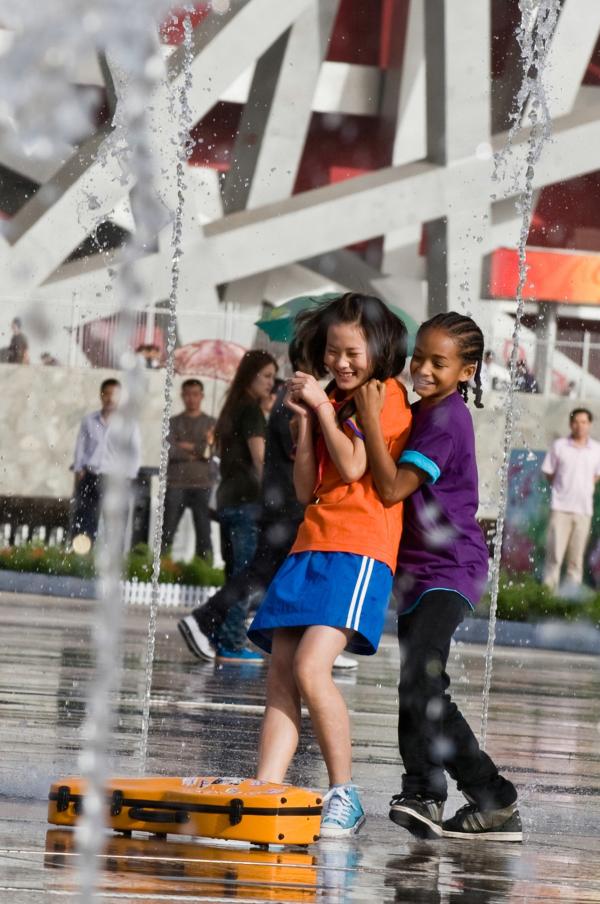 Bild 1 von 20: Kaum an der neuen Schule in Peking angekommen, verliebt sich Dre (Jaden Smith, r.) in Mei Ying (Wenwen Han, l.), die Tochter des örtlichen Kung-Fu-Lehrers. Das passt dem Raufbold der Schule aber gar nicht in den Kram ...