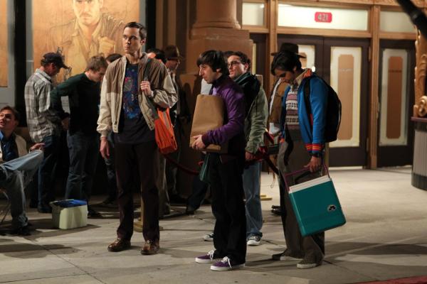 Bild 1 von 40: Es kommt, wie es kommen musste: Bevor Sheldon (Jim Parsons, l.), Raj (Kunal Nayyar, r.), Leonard (Johnny Galecki, 2.v.r.) und Howard (Simon Helberg, 2.v.l.) die Kinokasse erreichen, ist die Vorstellung ausverkauft. Doch das lässt sich Sheldon nicht gefallen ...