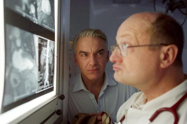 Bild 1 von 21: Gemeinsam mit Dr. Specht (Stefan Rutz, r.) geht Felix (Christoph M. Ohrt, l.) seinen Herzrhythmusstörungen auf den Grund ...