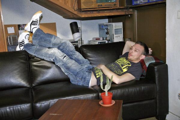 Bild 1 von 14: Nach dem Verschwinden der Akte wirft Jürgen (Oliver Bokern) sich vor, versagt zu haben und will seinen Job an den Nagel hängen.