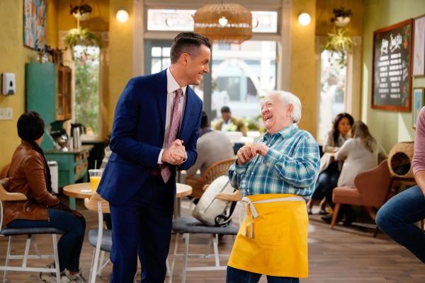 Bild 1 von 15: Jalen (John Griffin, l.); Phil (Leslie Jordan, r.)