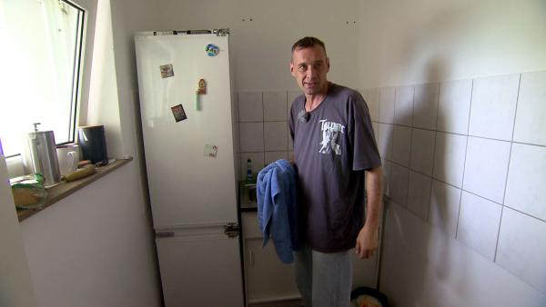 Bild 1 von 3: Stephan (44) aus Bremerhaven muss nach seinem Umzug mit wenigen Mitteln haushalten. Bei ihm und seinem Hund Socke wird jeder Cent zweimal umgedreht.