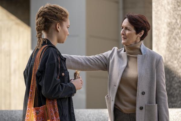 Bild 1 von 5: Audrey (Ayoola Smart, l.); Carolyn Martens (Fiona Shaw, r.)