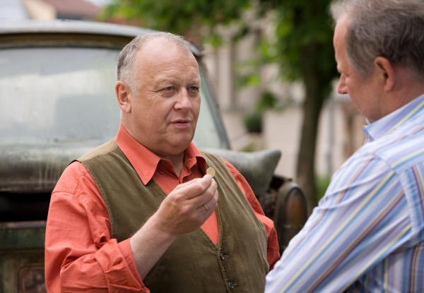 Bild 1 von 13: Nesthäkchen Sophie Teuffel hat angeblich im See eine Goldmünze gefunden. Bürgermeister Gerd Jänicke (Thomas Thieme, links) hofft, ebenso wie Steffen (Axel Milberg), dass er möglicherweise zu dem versunkenen Schatz, der in der Dorfchronik erwähnt wird, gehört. Das wäre die Lösung all ihrer Probleme.