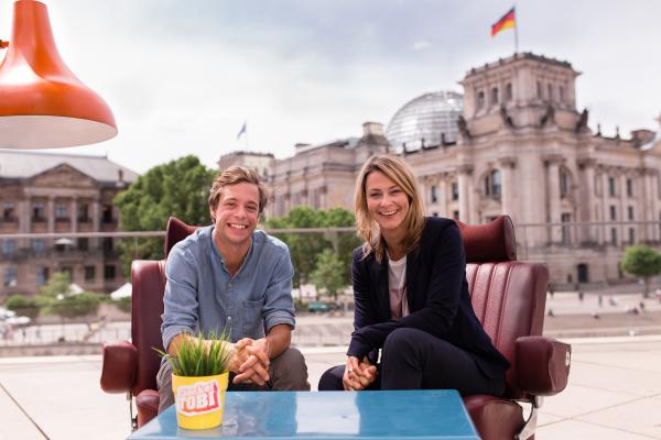 Bild 1 von 6: Vor dem Reichstag baut Tobi seine Checkerbude auf und bespricht mit der bekannten Fernsehjournalistin Anja Reschke, was man tun kann, um die Demokratie zu schützen und warum verschiedene Meinungen in einer Demokratie so wichtig sind.