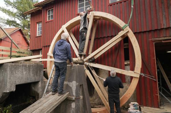 Bild 1 von 5: Die ehrenamtlichen Mühlradretter schieben das letzte von vier Felgensegmenten, an der Hundsberger Mühle im Schwäbischen Wald, zusammen.