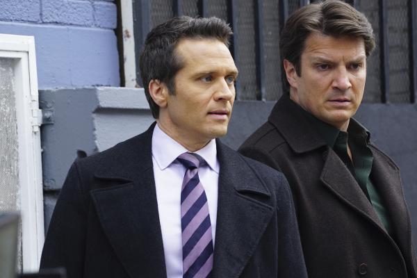 Bild 1 von 11: Castle (Nathan Fillion, r.) und Ryan (Seamus Dever, l.) sind beunruhigt, als eine alte Flamme von Esposito kurzzeitig aus dem Gefängnis entlassen wird, um bei einem Fall zu helfen. Kann Esposito die nötige Distanz wahren?