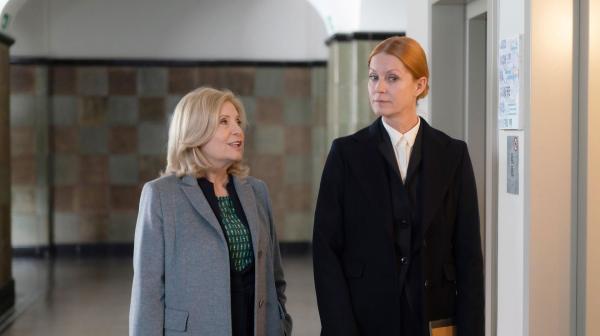 Bild 1 von 8: Isabel von Brede (Sabine Postel, l.); Barbara Geldermann (Esther Schweins, r.)
